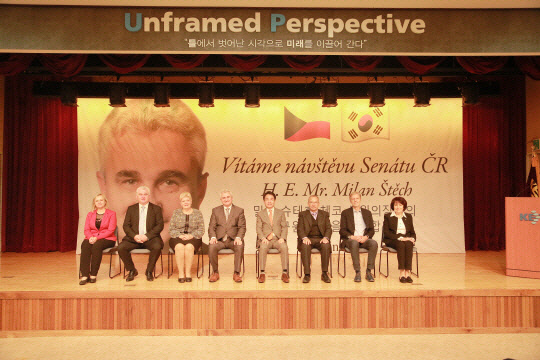 박청원(오른쪽에서 4번째) KETI 원장이 31일 경기 성남시 전자부품연구원에서 '한-체코 간 산업기술협력' 세미나를 열고 체코 상공회의소 관계자·기업 대표 등과 함께 기념사진을 찍고 있다. <한국전자부품연구원 제공>